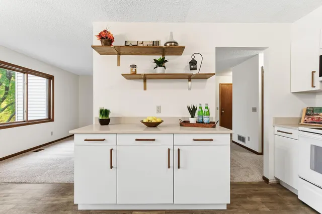 $182,500 | 1923 Fox Ridge Road, Unit B, West St. Paul, MN 55118