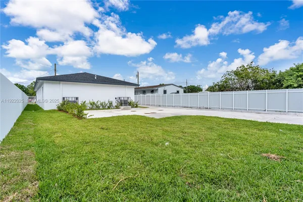 a view of a back yard