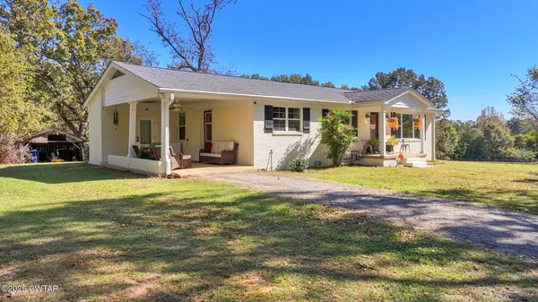a view of a house with a backyard