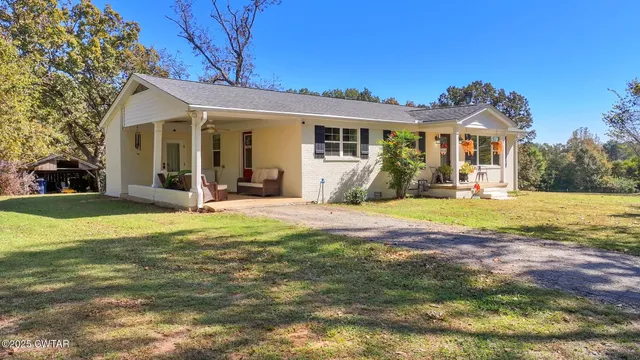 a view of a house with a backyard