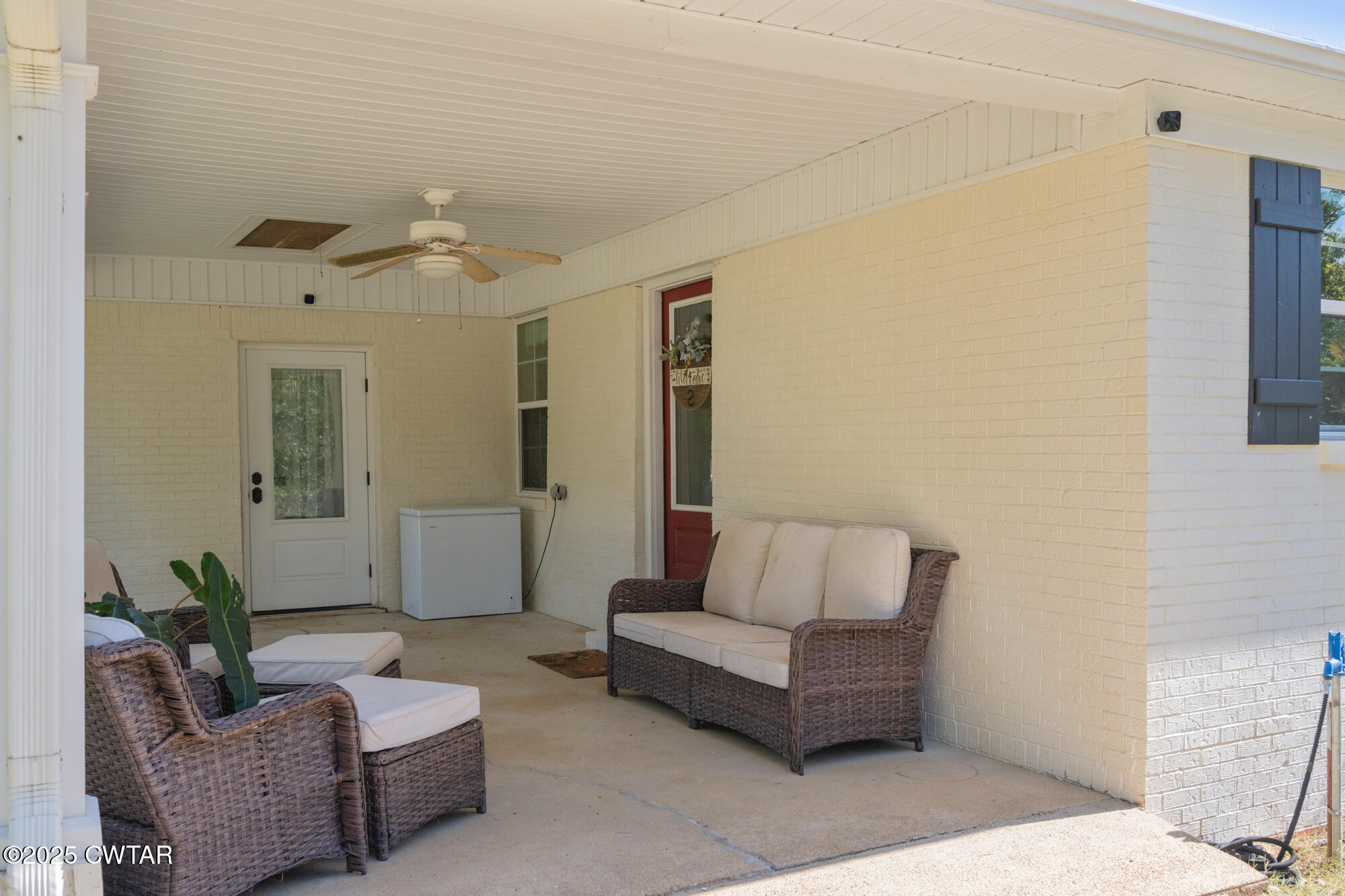 3685 Henderson Road Sardis, TN 38371 - Photo 46 of 46 a living room with furniture and a potted plant