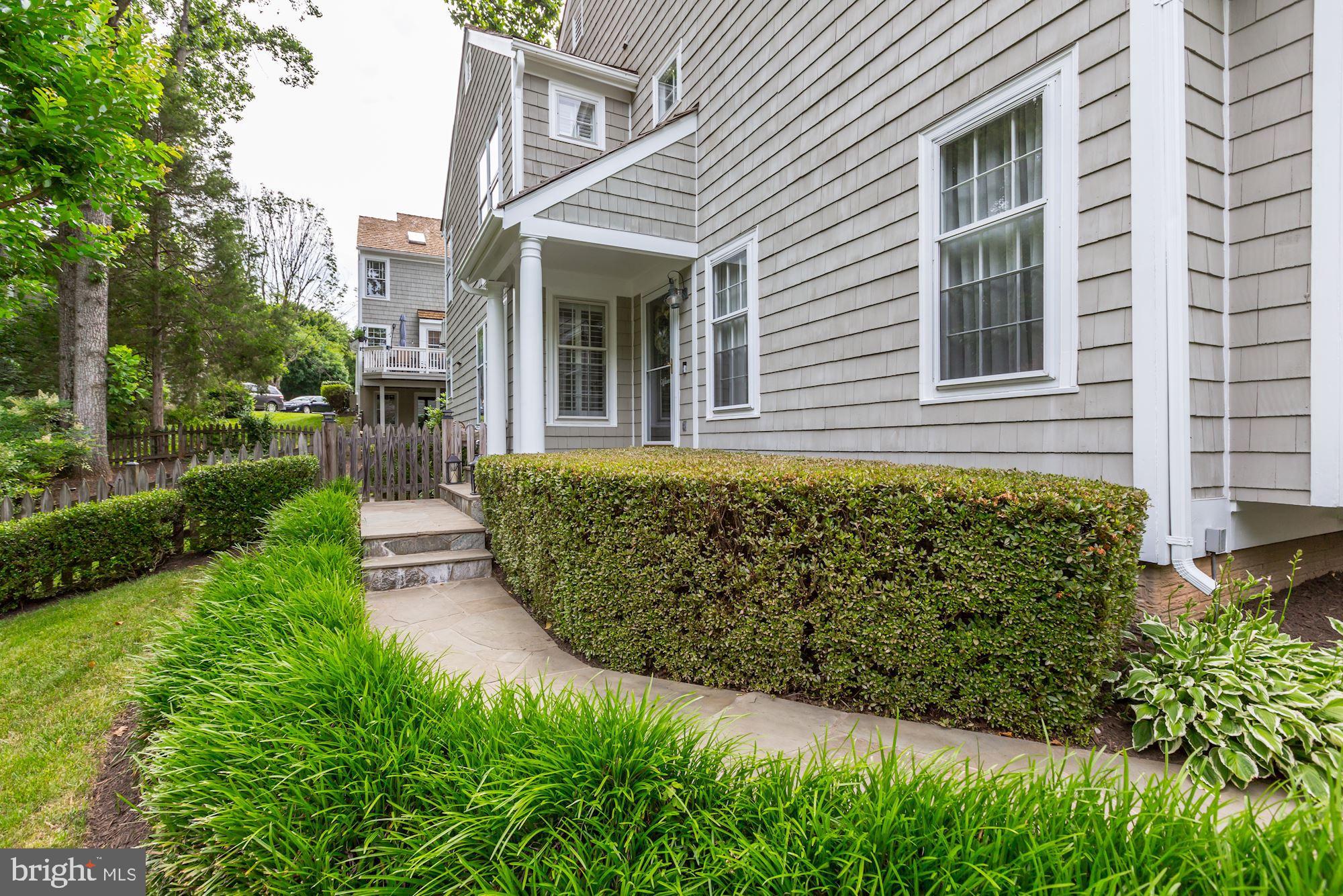 11614 Springhouse Place Reston, VA 20194 - Photo 4 of 15 Gallery Image 4