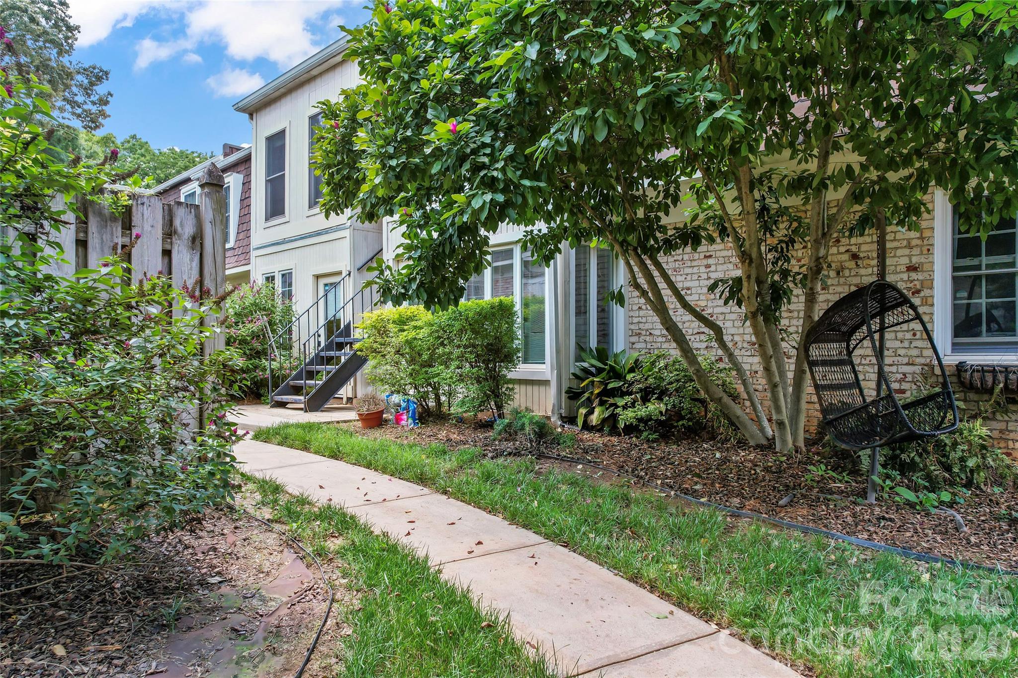 3520 Colony Road, Unit D Charlotte, NC 28211 - Photo 23 of 25 a backyard of a house with lots of green space