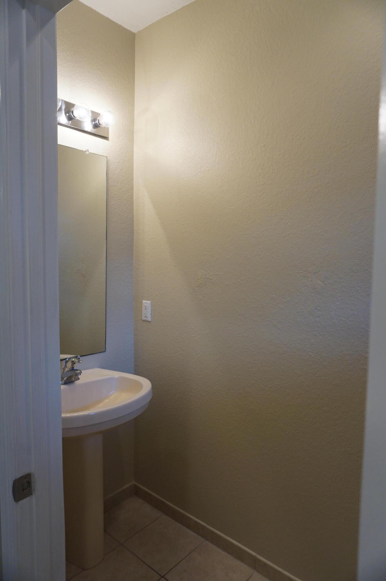 2022 Freeport Drive Riviera Beach, FL 33404 - Photo 8 of 18 DSC06579