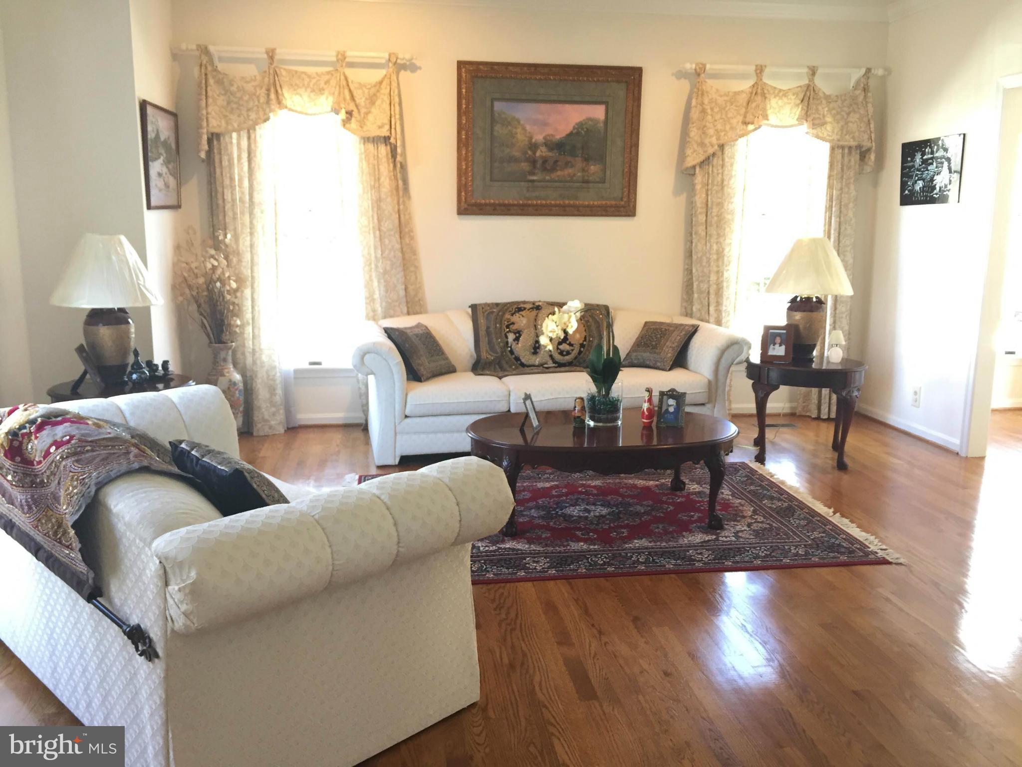 510 Ridge Road Southwest Vienna, VA 22180 - Photo 3 of 28 Living Room