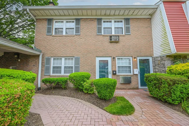 $450,000 | 42 Springwood Drive, North Babylon, NY 11703