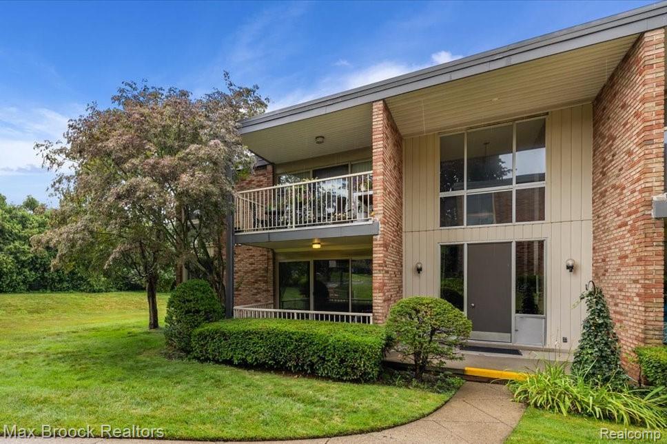 4041 West Maple Road, Unit 101 Bloomfield Hills, MI 48301 - Photo 2 of 20 End Unit - E101 with view to open space