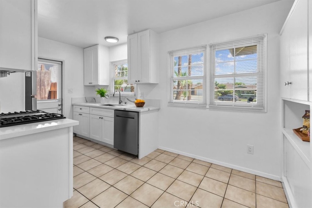 529 West Blaine Street Riverside, CA 92507 - Photo 7 of 26