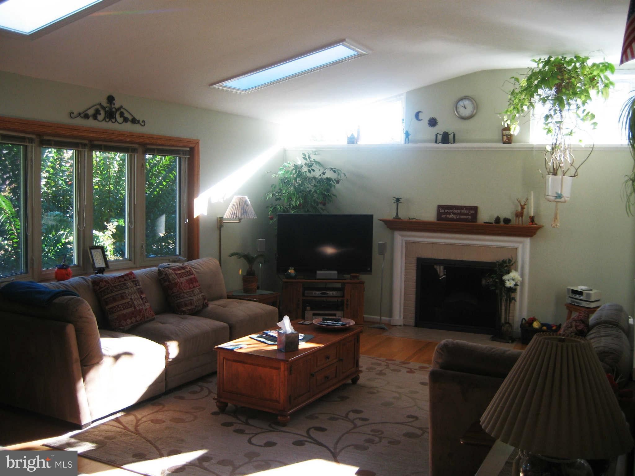 6815 Old Chesterbrook Road McLean, VA 22101 - Photo 12 of 30 Living Room