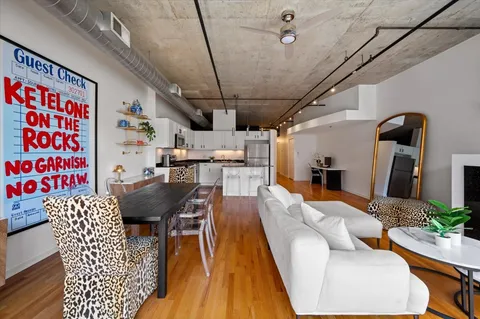 $349,900 | 933 West Van Buren Street, Unit 702, Chicago, IL 60607