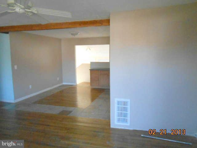 7956 Oak Road Pasadena, MD 21122 - Photo 3 of 14 Living Room