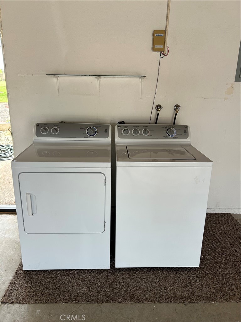 1915 Silver Oak Way Hemet, CA 92545 - Photo 16 of 17 a utility room with dryer and washer