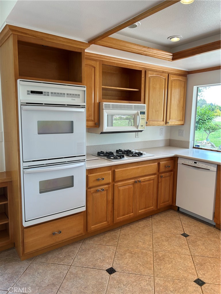 1915 Silver Oak Way Hemet, CA 92545 - Photo 5 of 17 a kitchen with a stove a sink and a refrigerator