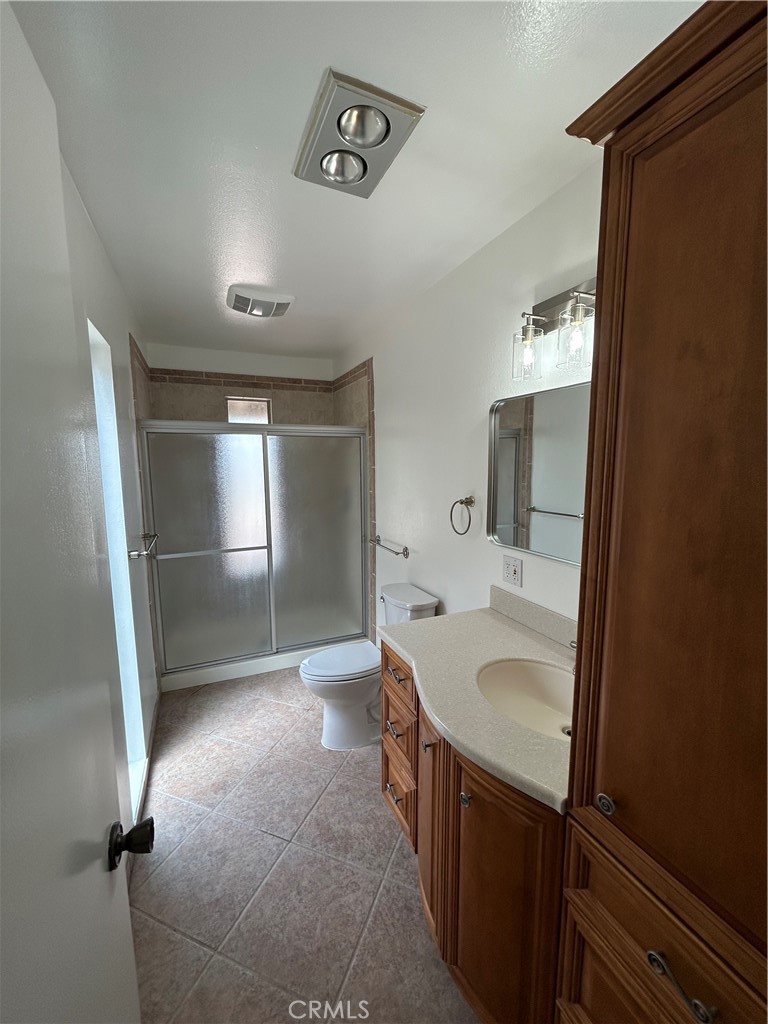 1915 Silver Oak Way Hemet, CA 92545 - Photo 10 of 17 a bathroom with a sink and mirror