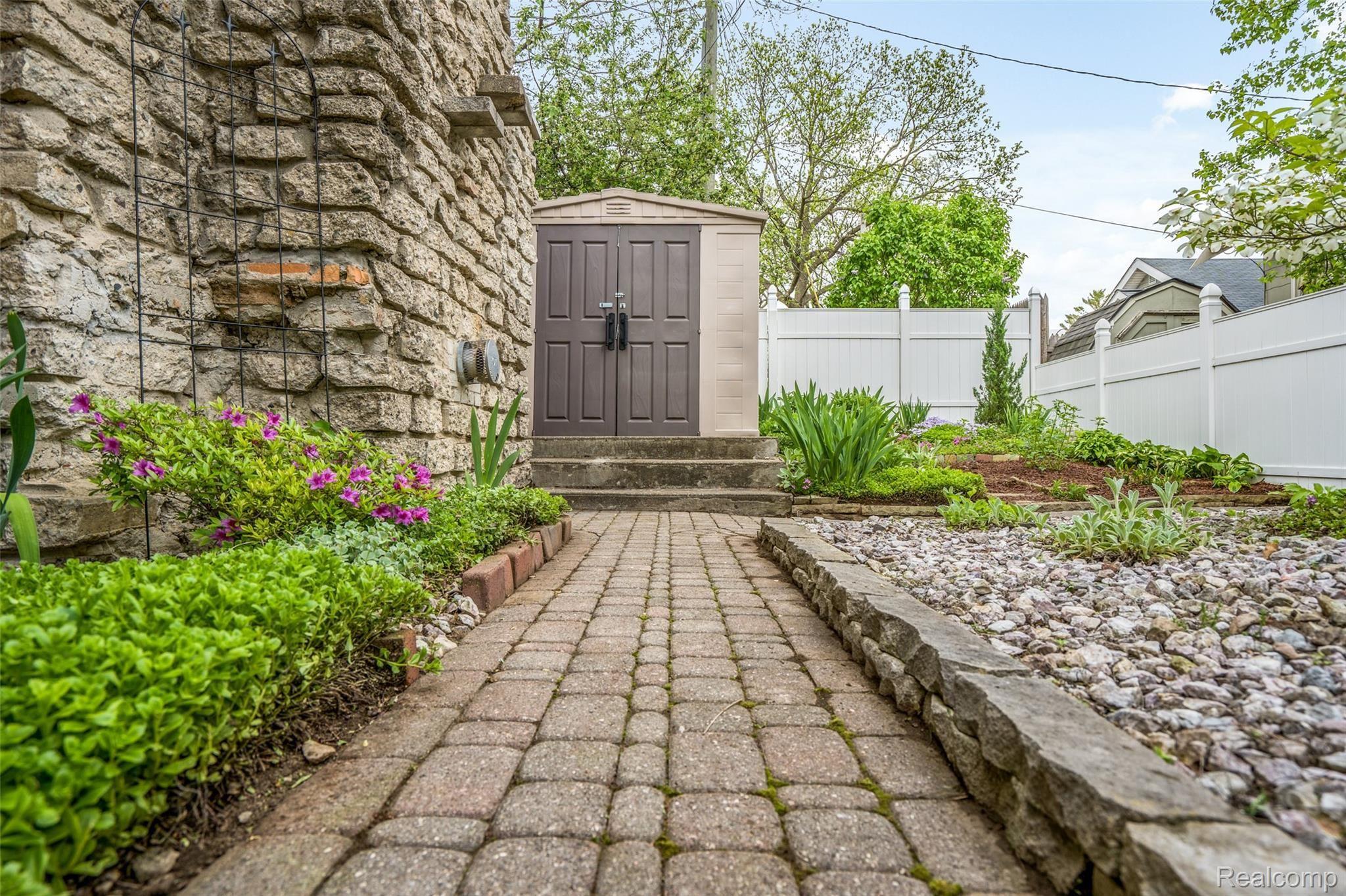 316 Romeo Road Rochester, MI 48307 - Photo 18 of 22 Beauty with low maintenance!