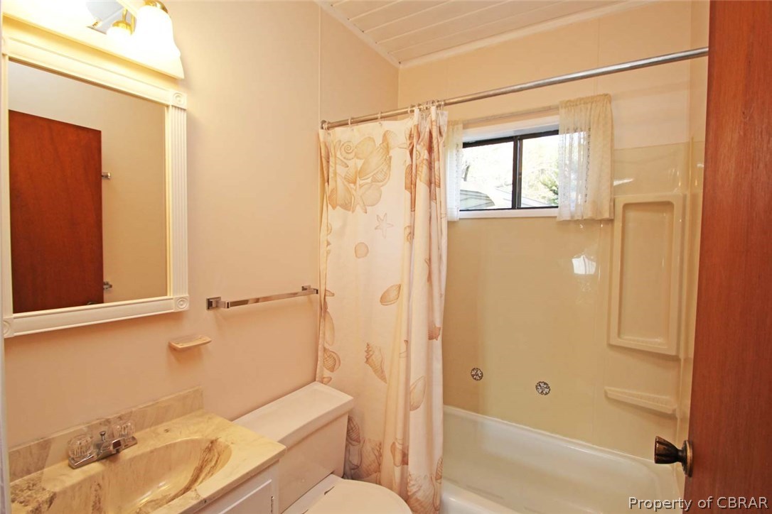 503 Pocahontas Road Kilmarnock, VA 22482 - Photo 26 of 33 Full Jack & Jill Bathroom