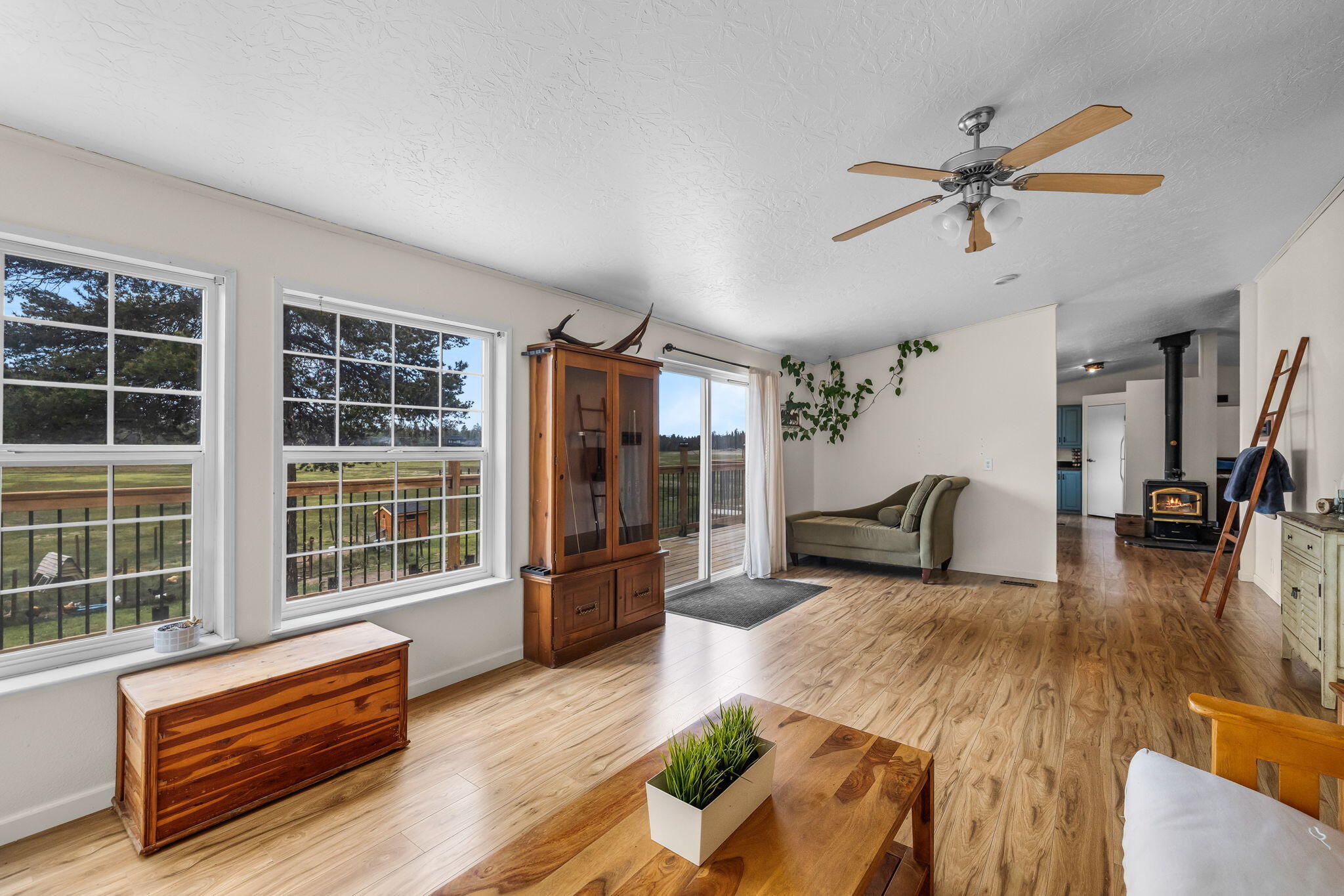 151772 Beal Road La Pine, OR 97739 - Photo 8 of 35 Family room