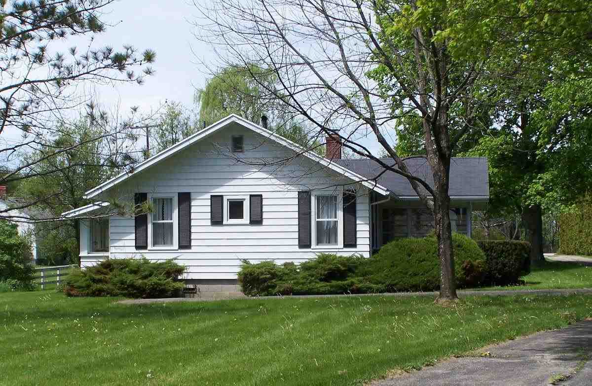 5823 Lakeshore Road Lexington, MI 48450 - Photo 7 of 8 Guest cottage