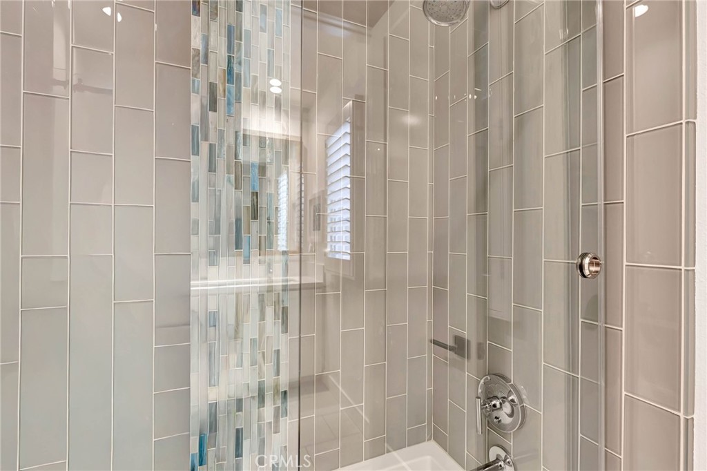 100 Della Irvine, CA 92602 - Photo 12 of 31 Secondary Full Bath with custom tile