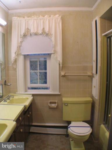 829 Buckingham Road Cumberland, MD 21502 - Photo 17 of 25 2nd floor, main bath