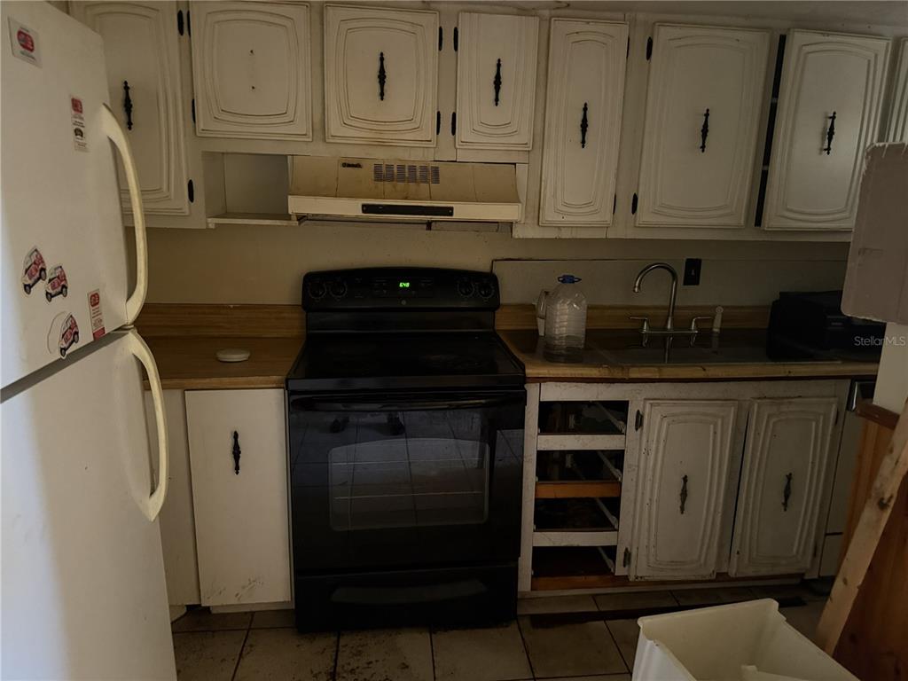 709 Southwest 75th Street, Unit 104 Gainesville, FL 32607 - Photo 6 of 34 a kitchen with stainless steel appliances granite countertop a stove and a refrigerator with granite countertops