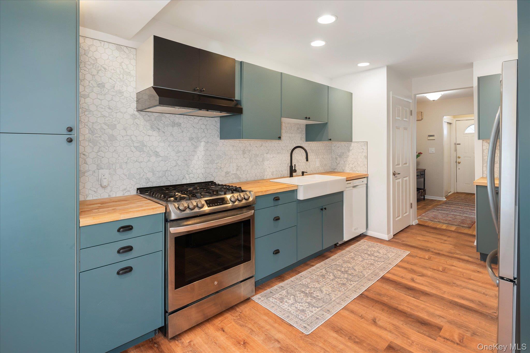 4 Pine Ridge Road Rye Brook, NY 10573 - Photo 12 of 41 Kitchen (to foyer/hallway)