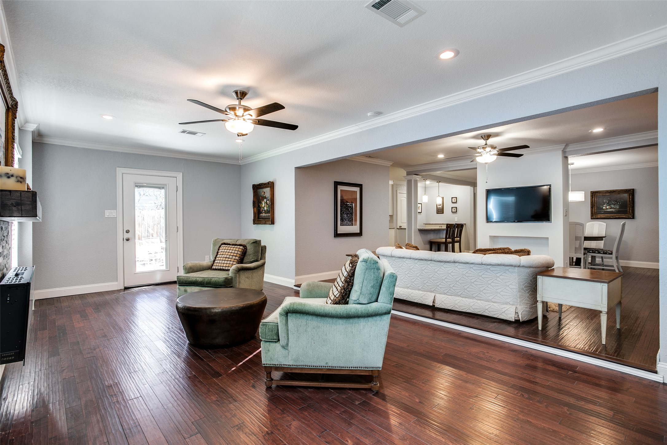 332 Tuttle Road Terrell Hills, TX 78209 - Photo 12 of 25 a living room with fireplace furniture and a wooden floor
