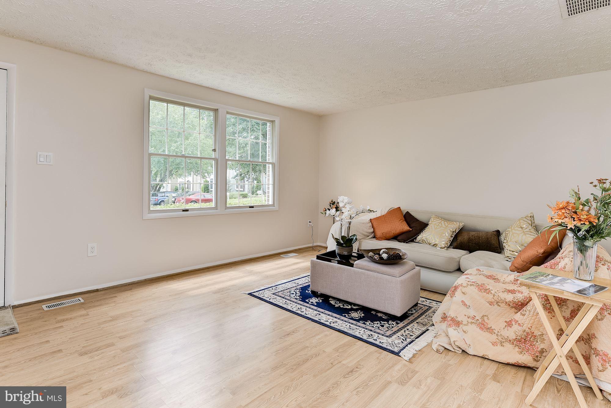 10523 Apple Ridge Road Gaithersburg, MD 20886 - Photo 4 of 26 Living Room