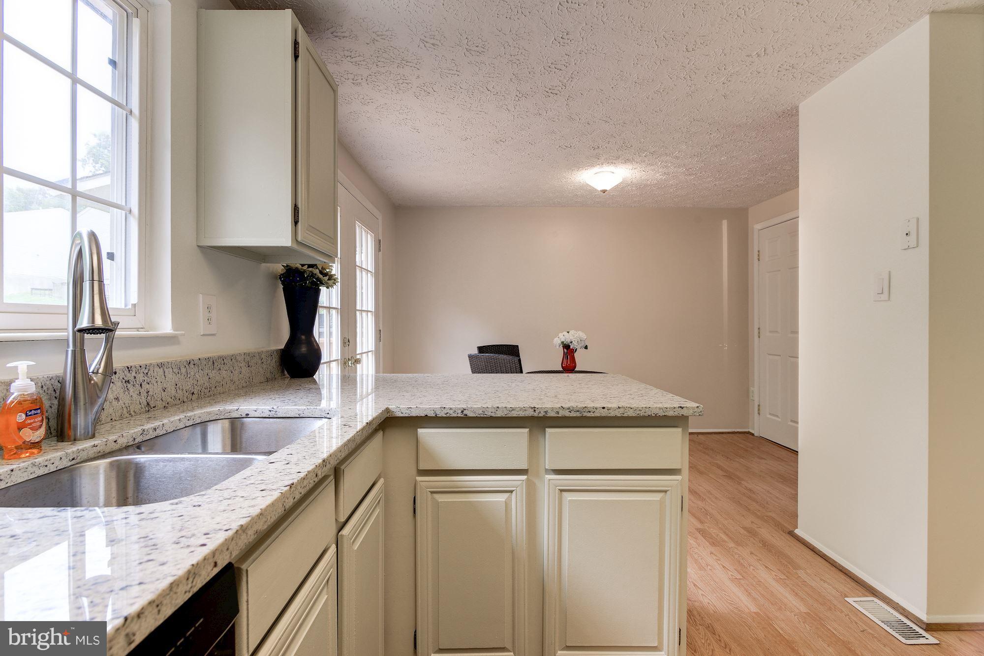 10523 Apple Ridge Road Gaithersburg, MD 20886 - Photo 9 of 26 Kitchen