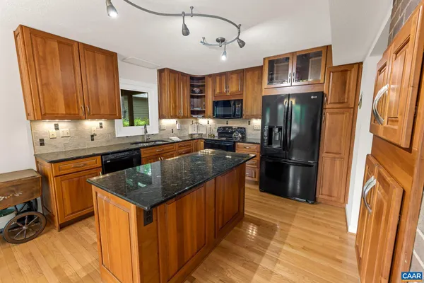 $1,175,000 | 4 Lakeview Circle, Palmyra, VA 22963