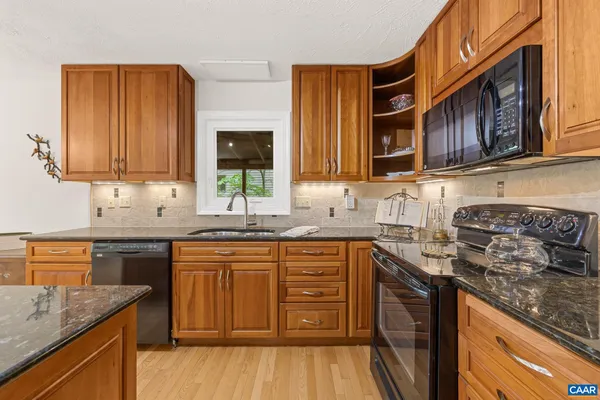 $1,175,000 | 4 Lakeview Circle, Palmyra, VA 22963