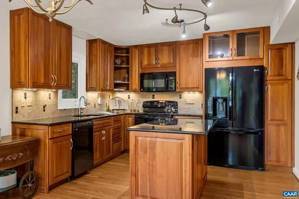 $1,175,000 | 4 Lakeview Circle, Palmyra, VA 22963
