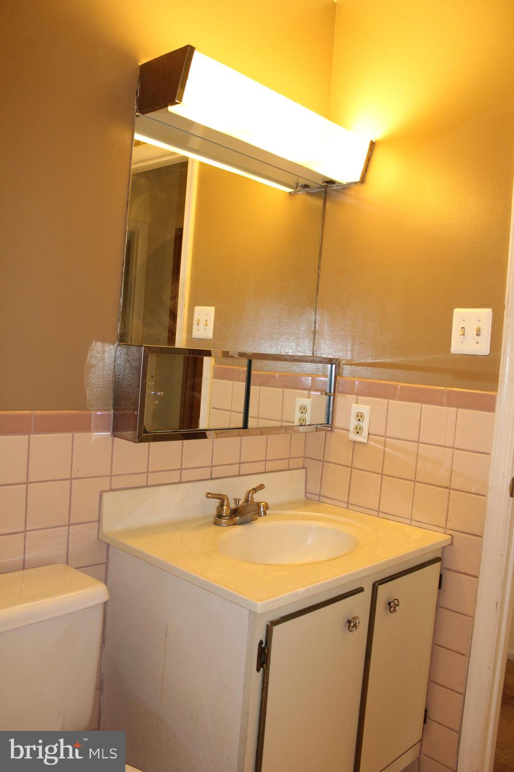 1805 Jackson Road Baltimore, MD 21222 - Photo 31 of 51 2nd floor hallway full bath