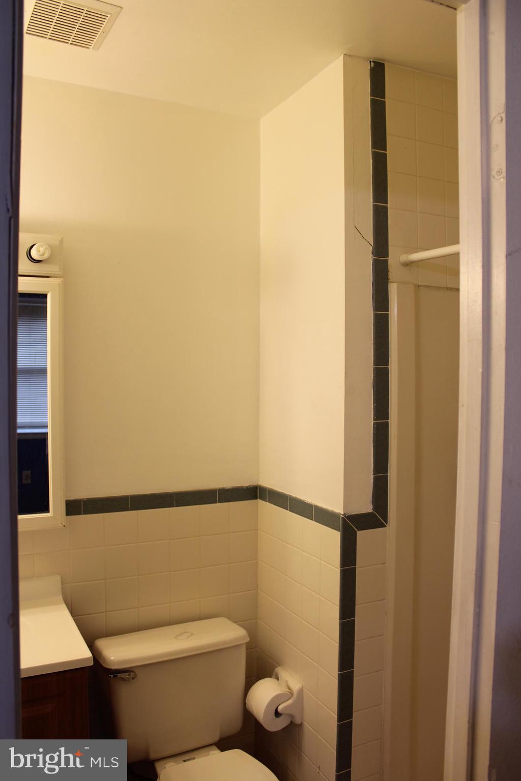1805 Jackson Road Baltimore, MD 21222 - Photo 45 of 51 Full master bathroom