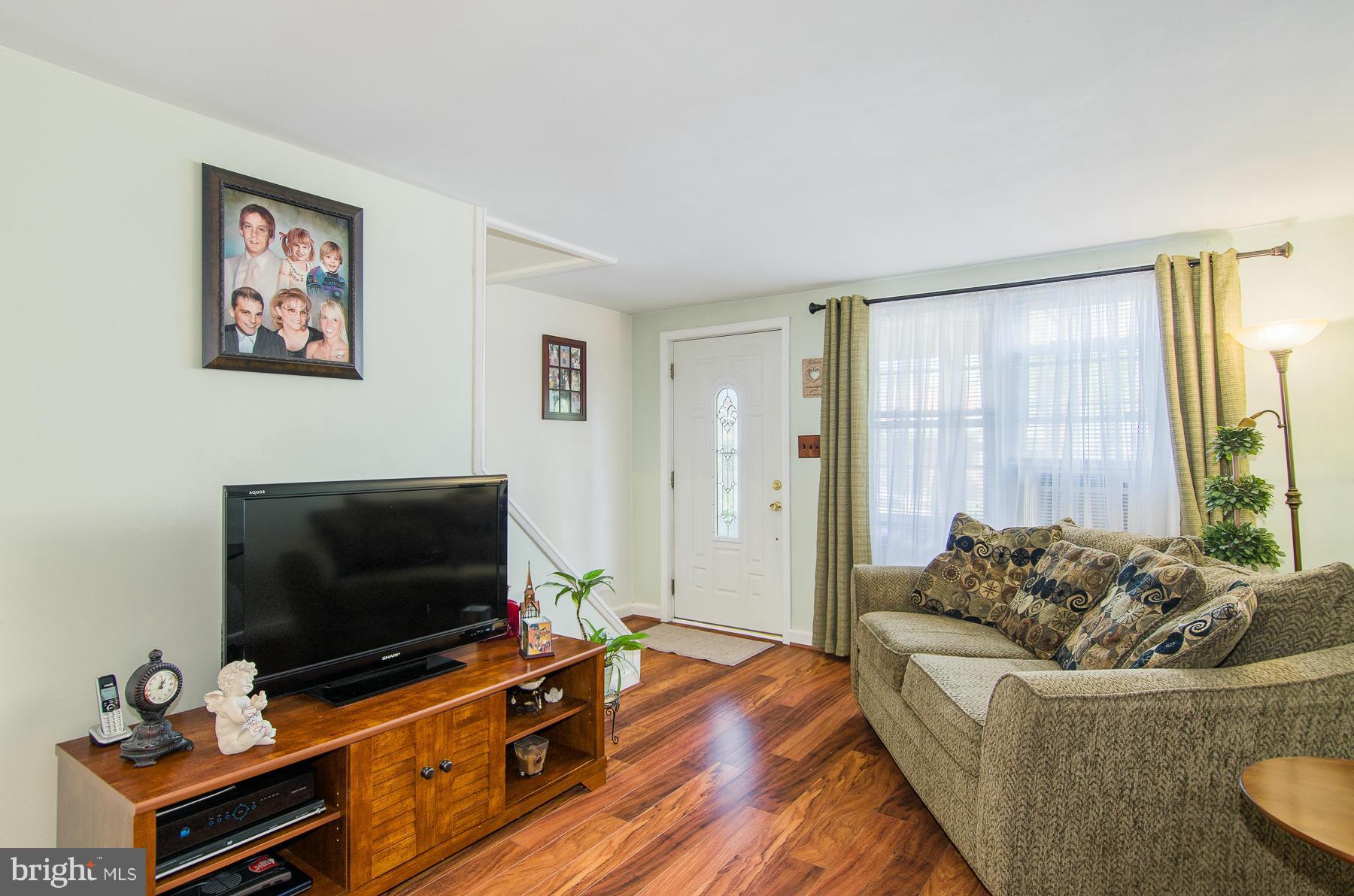 3719 Greenvale Road Baltimore, MD 21229 - Photo 4 of 27 Living Room