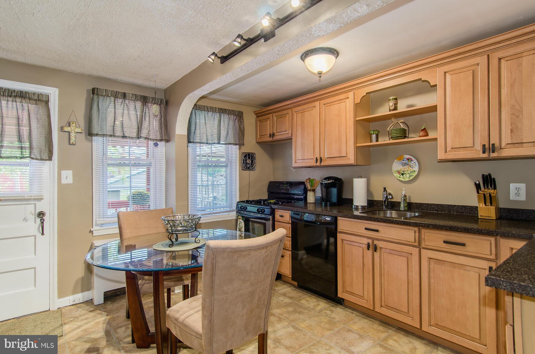 3719 Greenvale Road Baltimore, MD 21229 - Photo 5 of 27 Kitchen