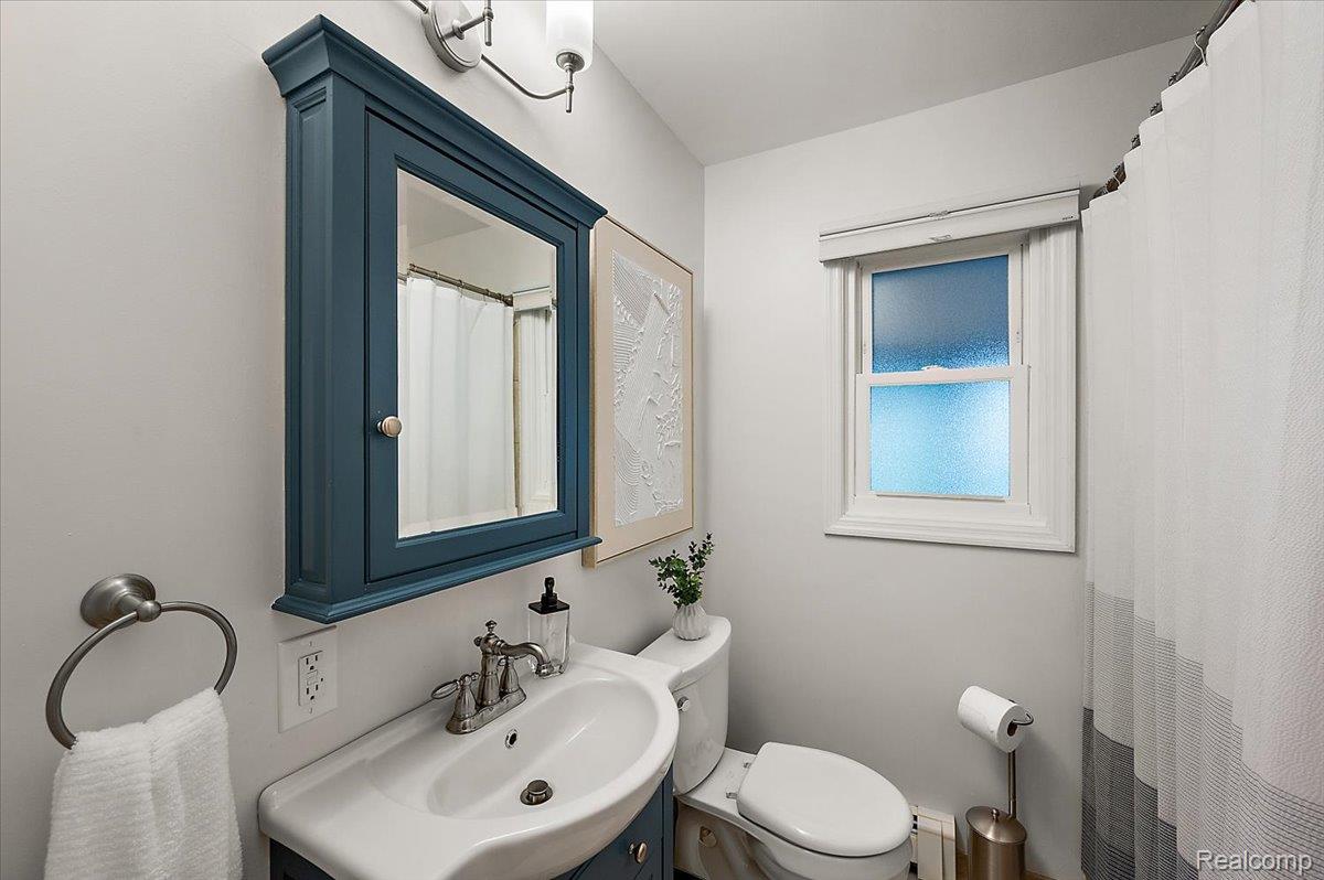 4403 Amherst Road Royal Oak, MI 48073 - Photo 23 of 60 1st Floor Full Bathroom