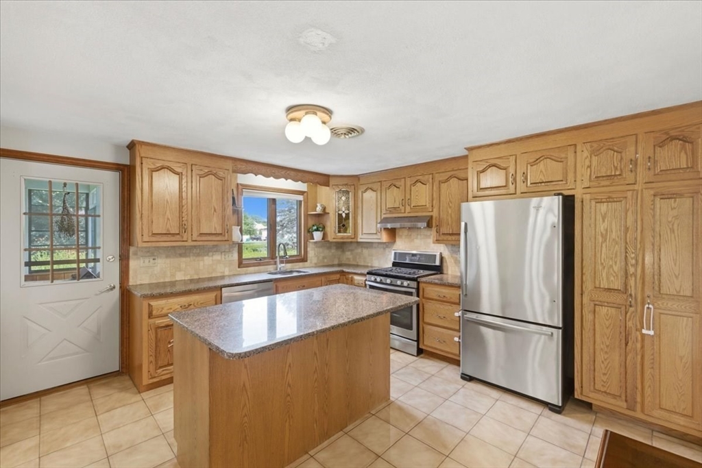 27 Feeney Road Norwood, MA 02062 - Photo 6 of 32