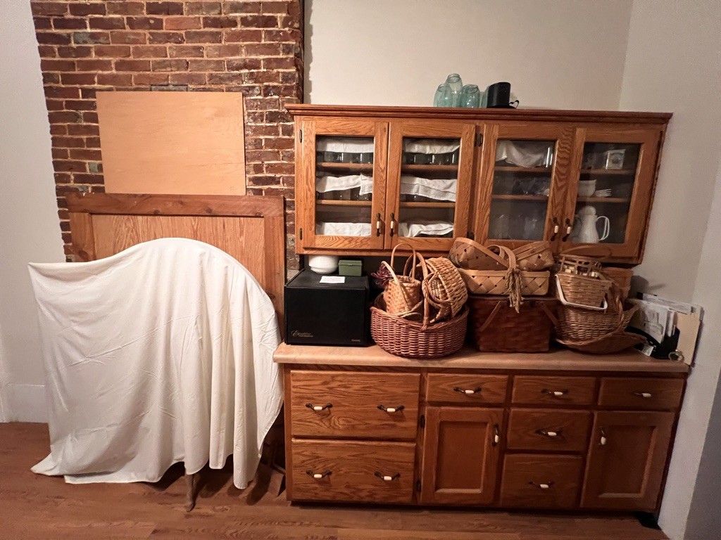 974 Lynchburg Road Winchester, TN 37398 - Photo 9 of 51 a view of a dresser with wooden floor