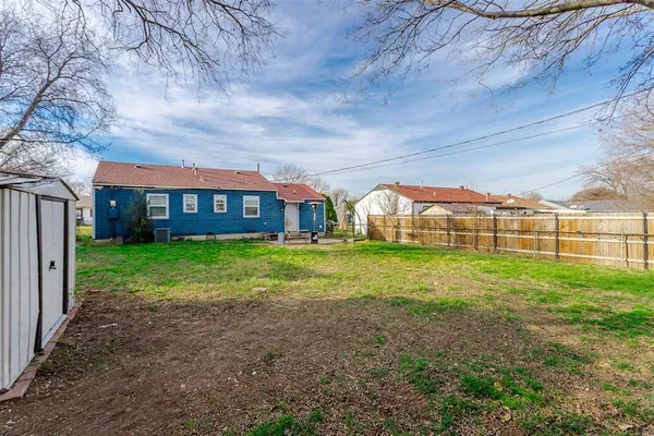 a view of a house with backyard and porch