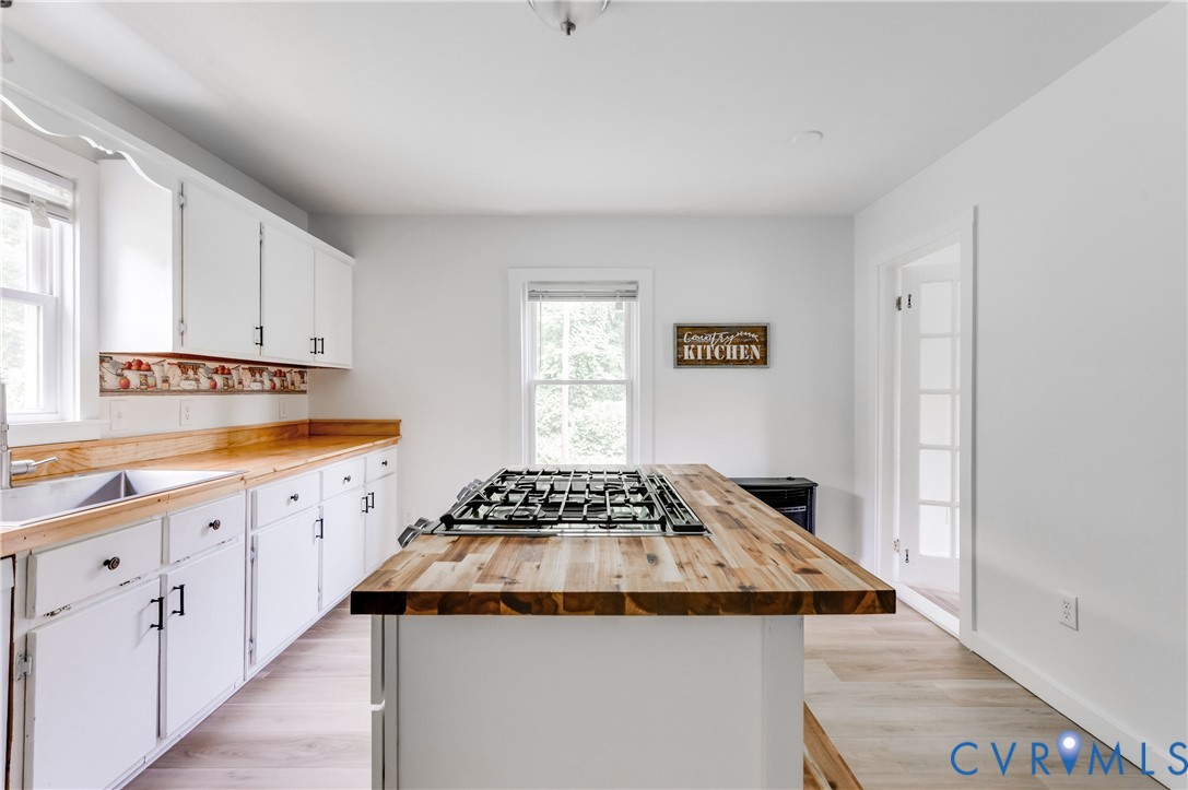661 CCC Road Crewe, VA 23930 - Photo 12 of 38 Kitchen featuring a center island with a built-in