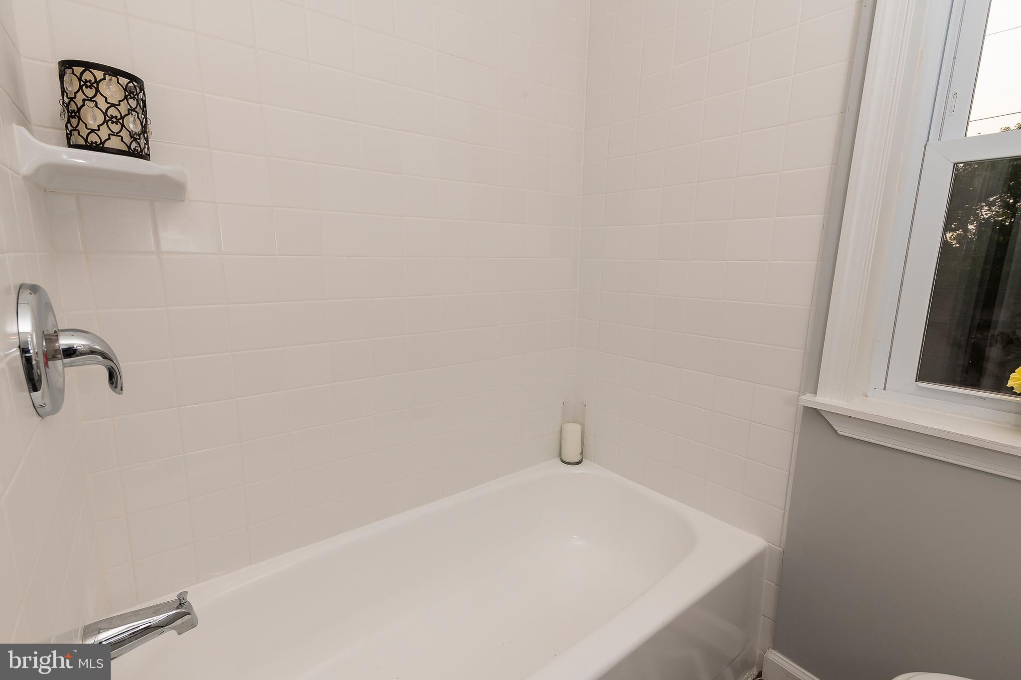 400 Old Riverside Road Baltimore, MD 21225 - Photo 28 of 30 Bathroom Tub