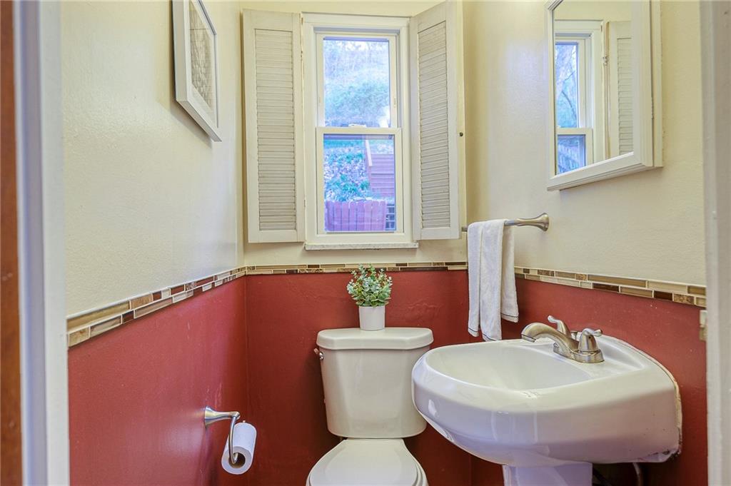203 Gilkeson Road Pittsburgh, PA 15228 - Photo 9 of 24 Gallery Image 9
