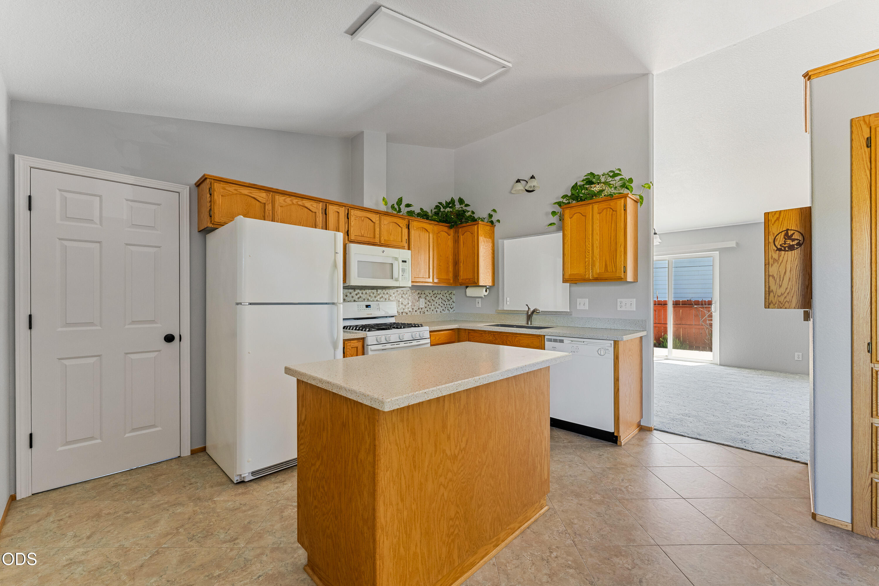 1445 Southwest Silver Maple Way Grants Pass, OR 97526 - Photo 7 of 29