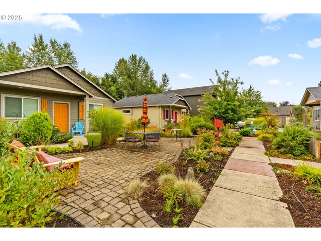 a view of a house with backyard and garden