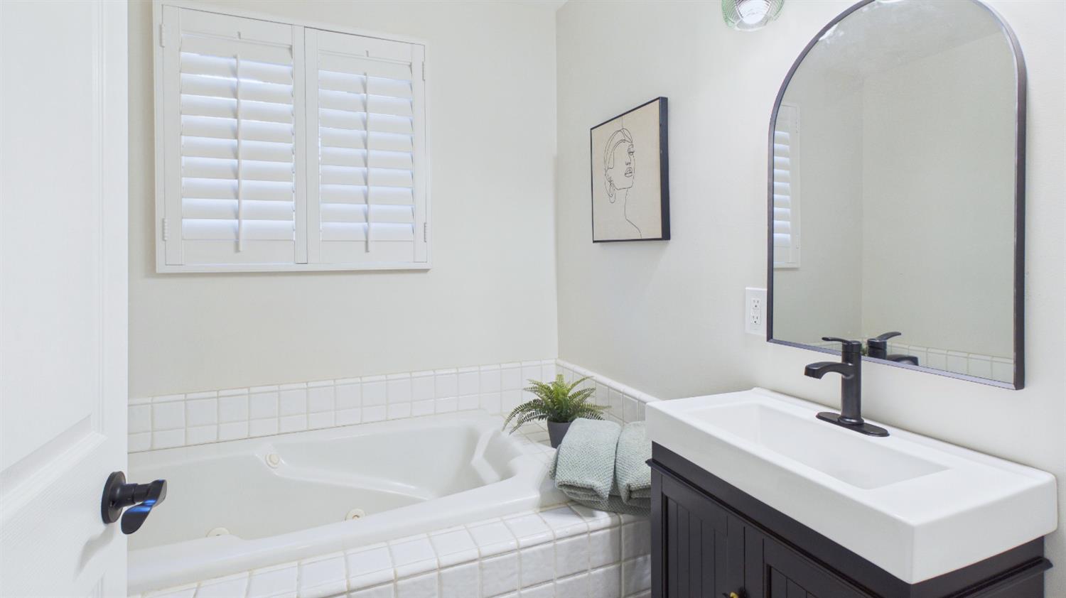 22499 Vilas Road Sonora, CA 95370 - Photo 19 of 78 Guest Bath with Jetted Tub