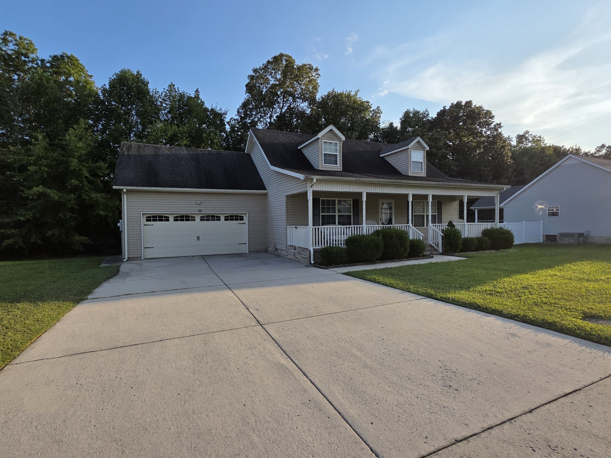310 Indian Springs Circle Manchester, TN 37355 - Photo 2 of 31 front view of a house with a yard