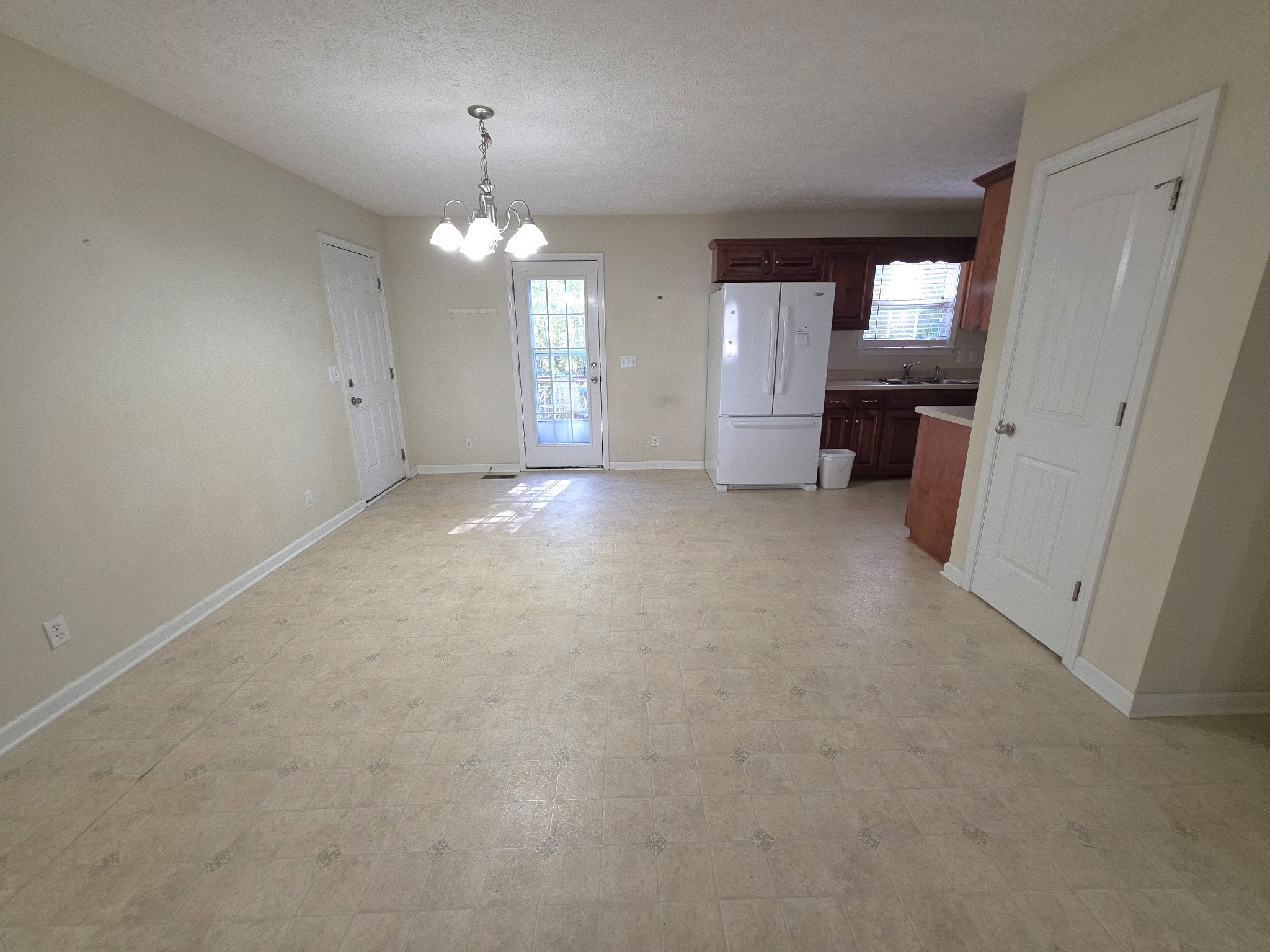 310 Indian Springs Circle Manchester, TN 37355 - Photo 10 of 31 an empty room with chandelier and windows