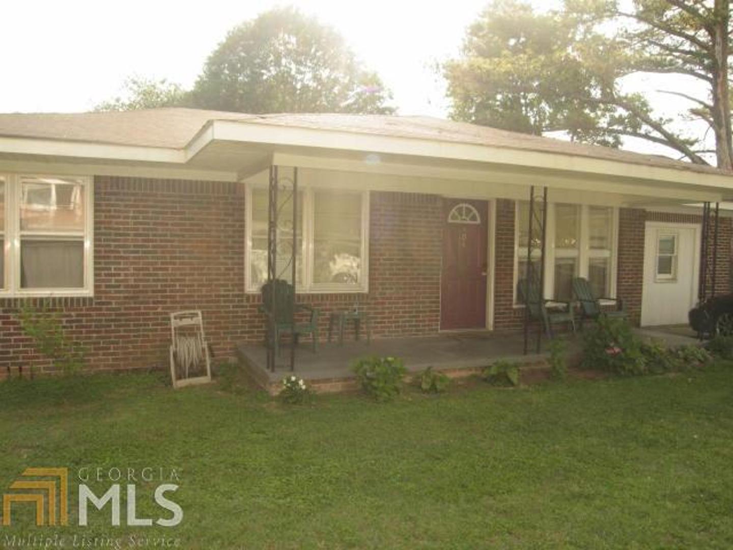 a view of a house with backyard