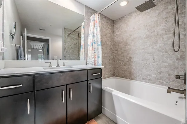 $3,200 | 2410 West Azeele Street, Unit 220, Tampa, FL 33609